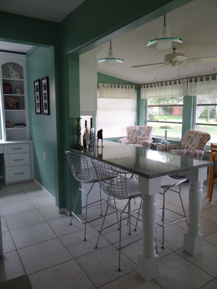 Foto di una piccola sala da pranzo aperta verso la cucina stile marino con pareti multicolore, pavimento con piastrelle in ceramica, nessun camino e pavimento bianco