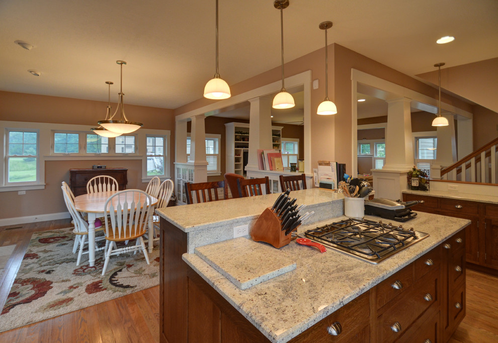 Foto di una sala da pranzo aperta verso la cucina stile americano di medie dimensioni con pareti beige e pavimento in legno massello medio