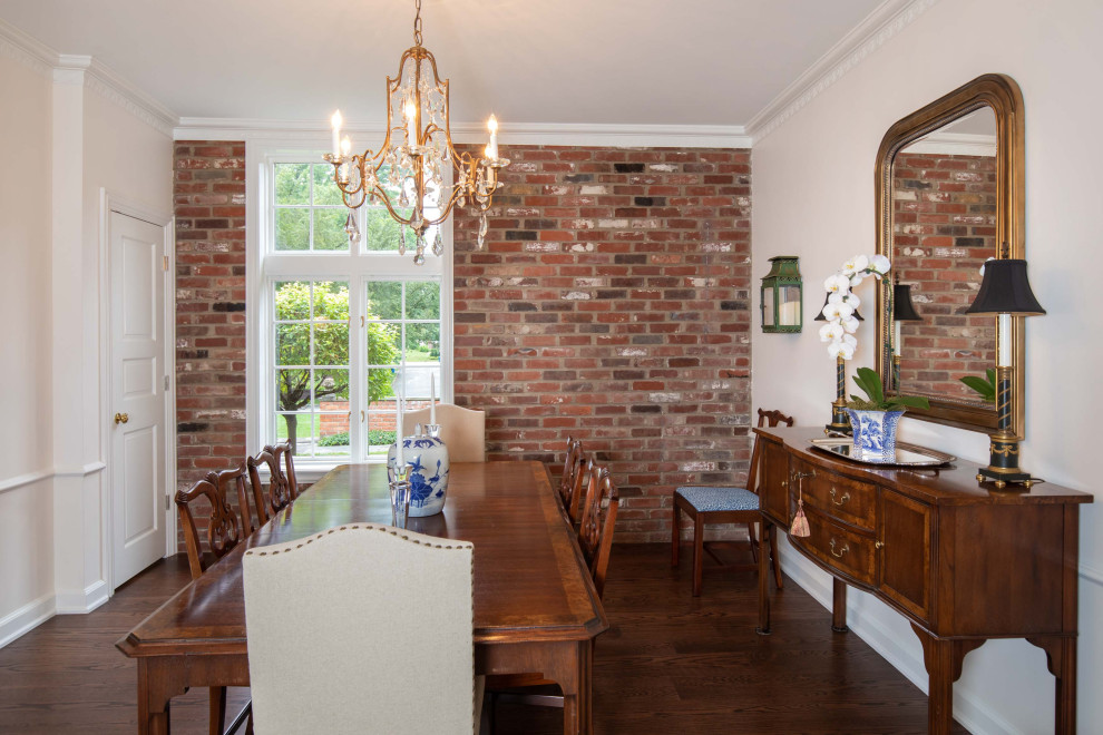 Idee per una sala da pranzo aperta verso la cucina chic di medie dimensioni con pareti bianche, pavimento in legno massello medio e pavimento marrone