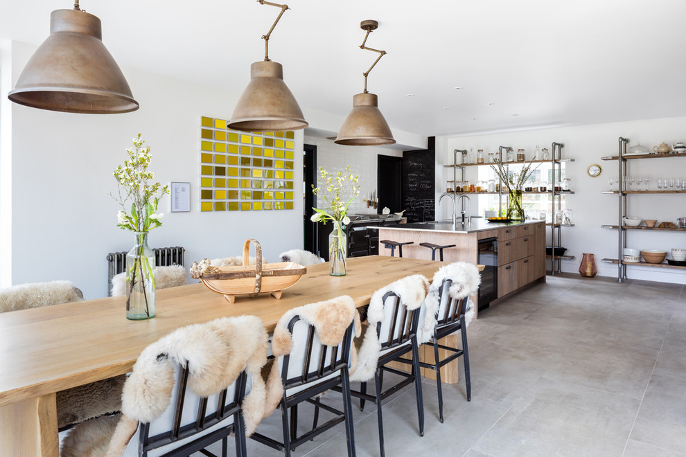 Diseño de comedor de cocina de estilo de casa de campo sin chimenea con paredes blancas y suelo gris