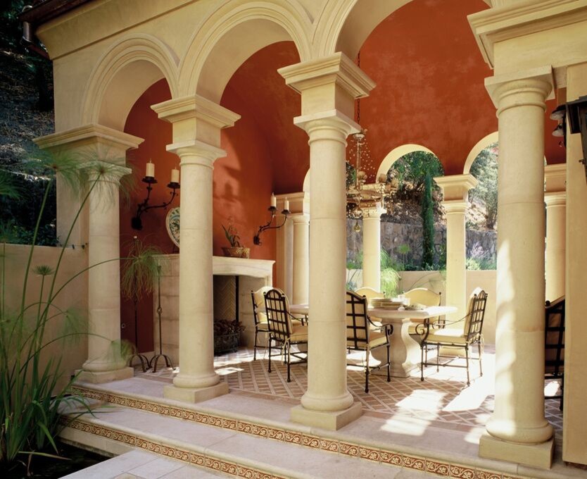 Modelo de comedor mediterráneo extra grande sin chimenea con paredes rojas, suelo de baldosas de cerámica y suelo beige