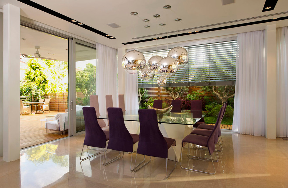 Contemporary dining room in Tel Aviv with white walls.