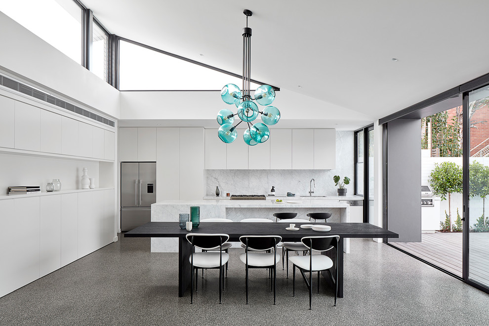 Große Moderne Wohnküche ohne Kamin mit Betonboden, grauem Boden und weißer Wandfarbe in Melbourne