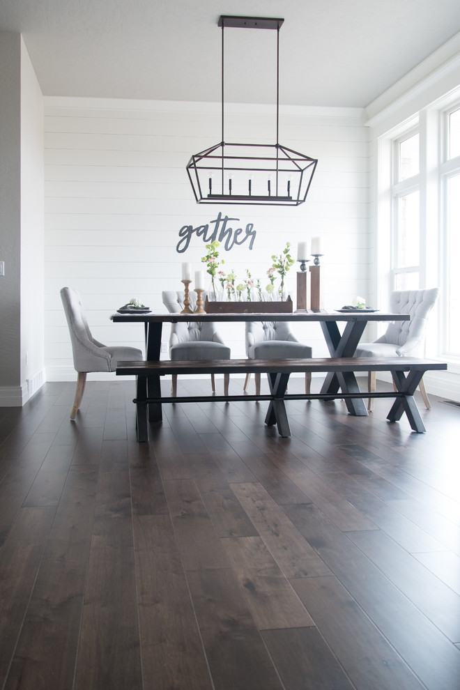 Imagen de comedor de cocina de estilo de casa de campo de tamaño medio con paredes blancas, suelo marrón y suelo de madera en tonos medios