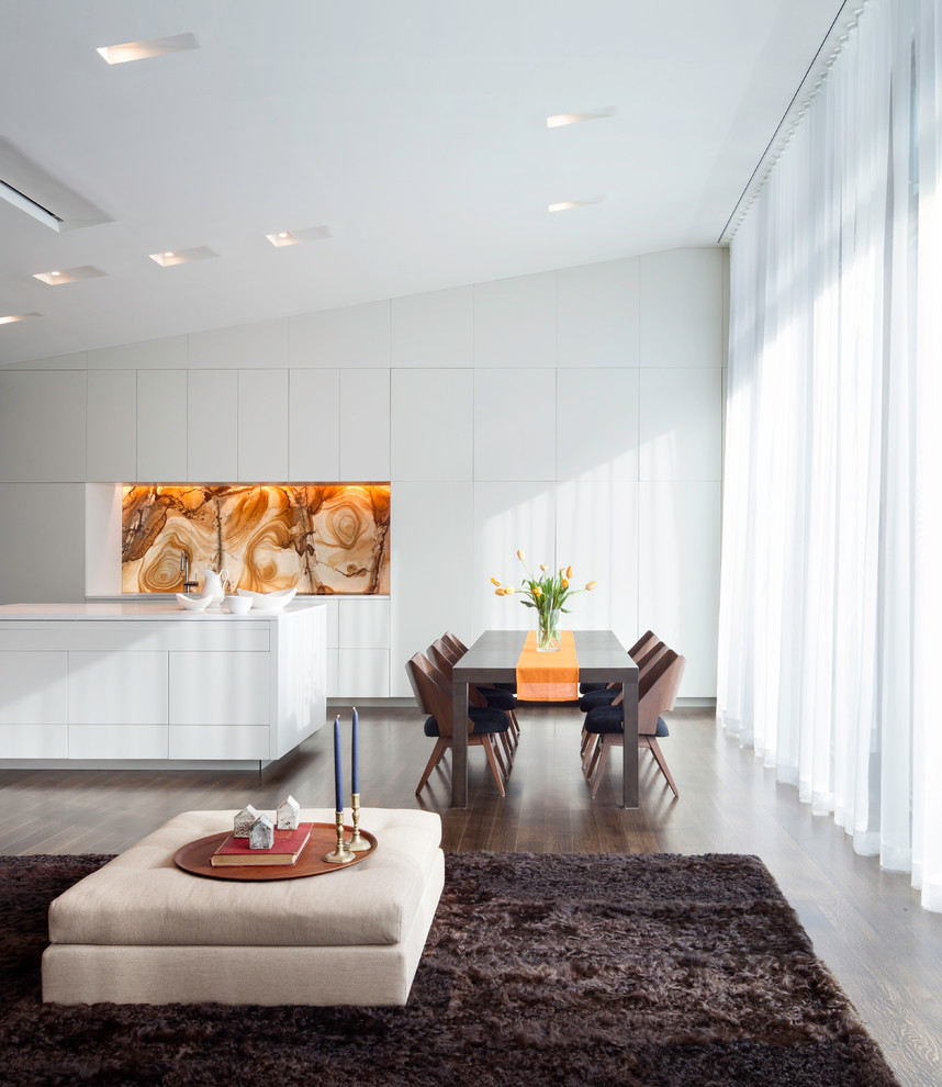 Idée de décoration pour une salle à manger ouverte sur le salon minimaliste avec parquet foncé.