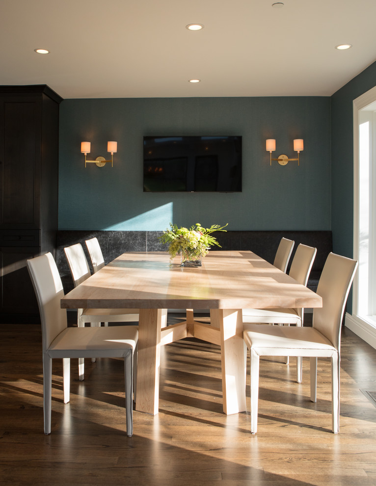 Große Moderne Wohnküche mit blauer Wandfarbe, braunem Holzboden und braunem Boden in Seattle