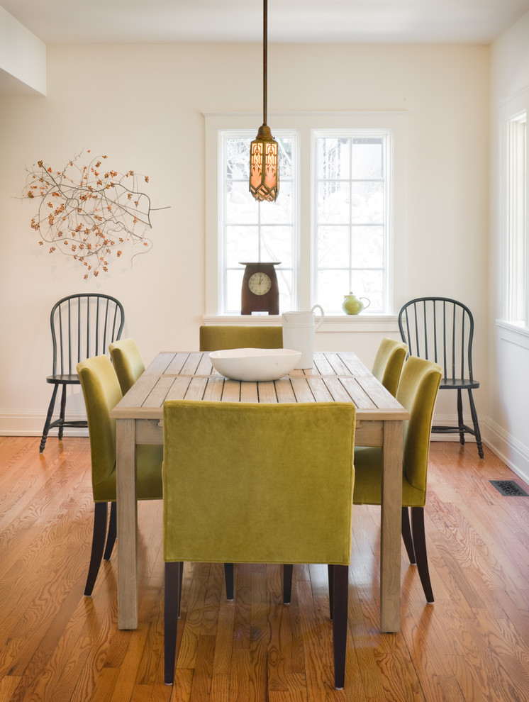 Diseño de comedor clásico con paredes blancas y suelo de madera en tonos medios