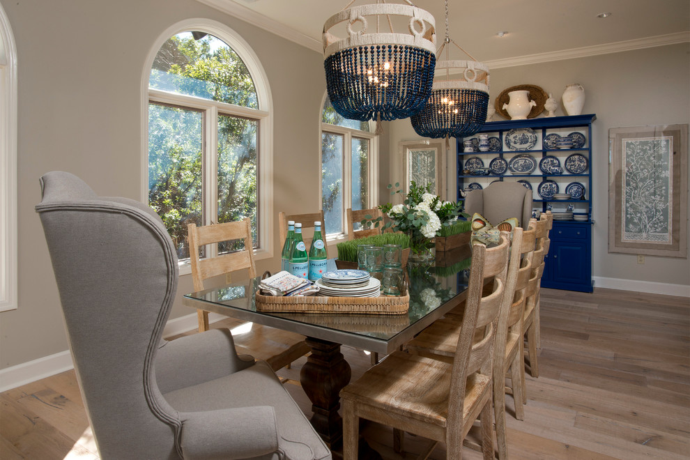 Idee per una grande sala da pranzo aperta verso la cucina chic con pareti beige e parquet chiaro