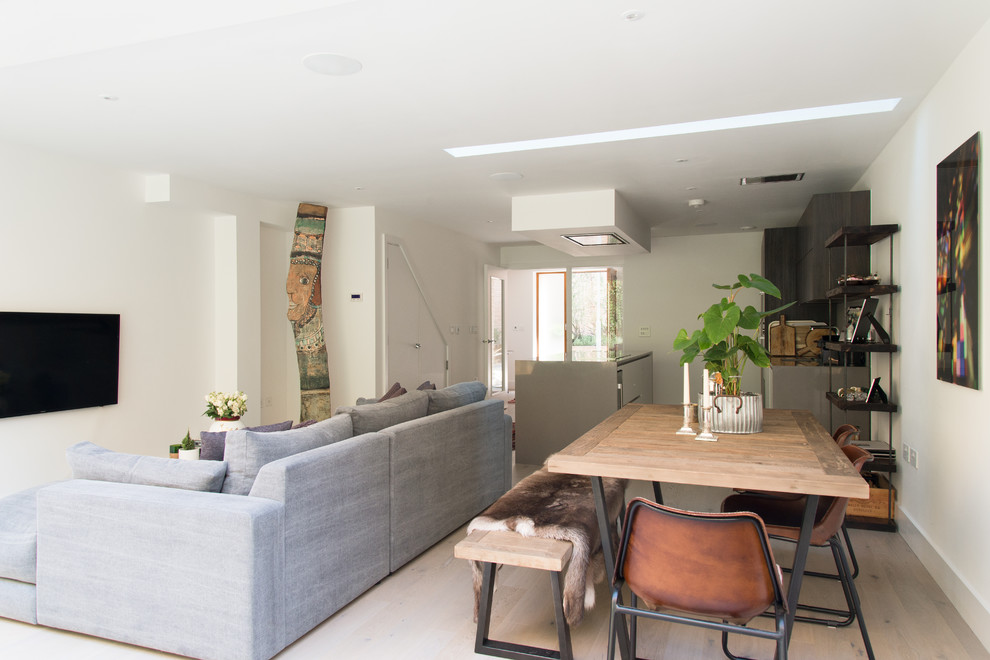 Idee per una sala da pranzo aperta verso il soggiorno design di medie dimensioni con pavimento beige