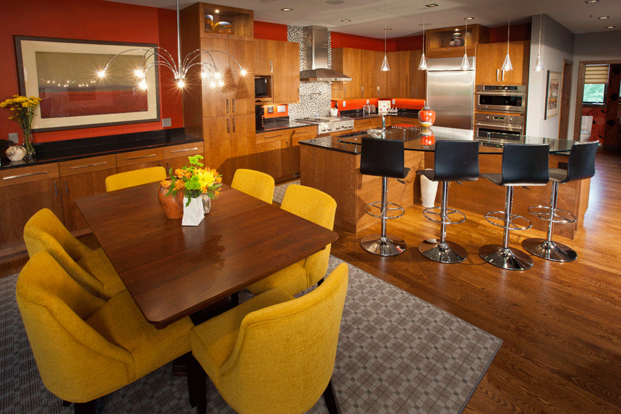 Große Moderne Wohnküche mit roter Wandfarbe, braunem Holzboden und beigem Boden in Cedar Rapids