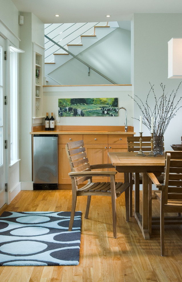 Idee per una sala da pranzo aperta verso il soggiorno classica di medie dimensioni con parquet chiaro