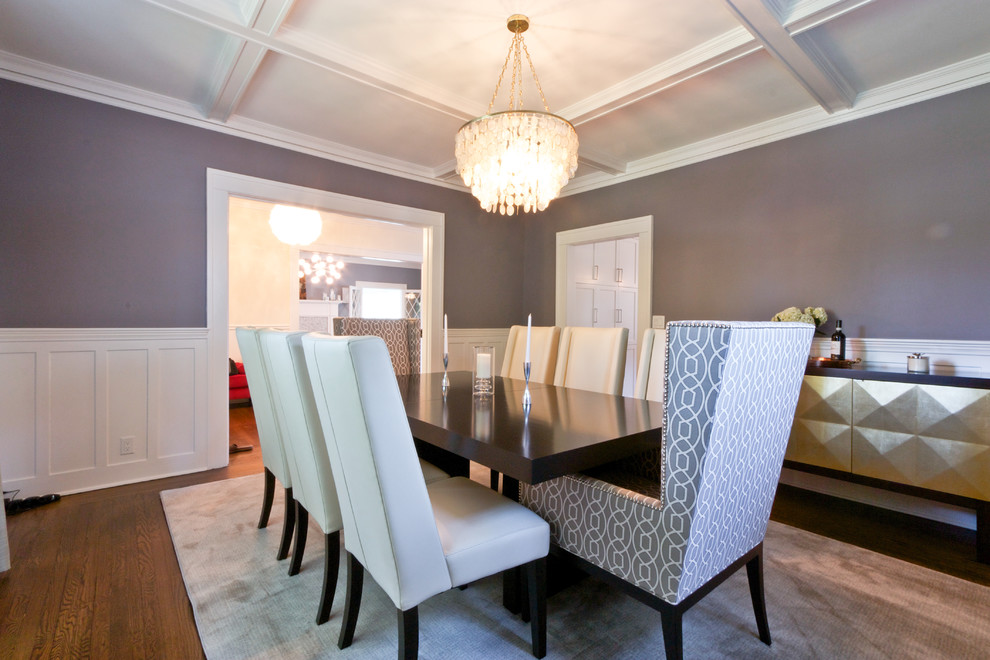 Cette photo montre une salle à manger tendance fermée avec un mur violet et un sol en bois brun.