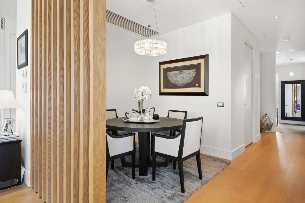 Offenes, Mittelgroßes Modernes Esszimmer ohne Kamin mit weißer Wandfarbe, braunem Holzboden und braunem Boden in Sydney