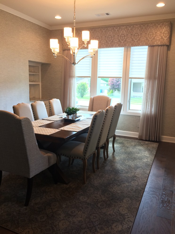 Aménagement d'une salle à manger classique de taille moyenne avec parquet foncé et un sol marron.
