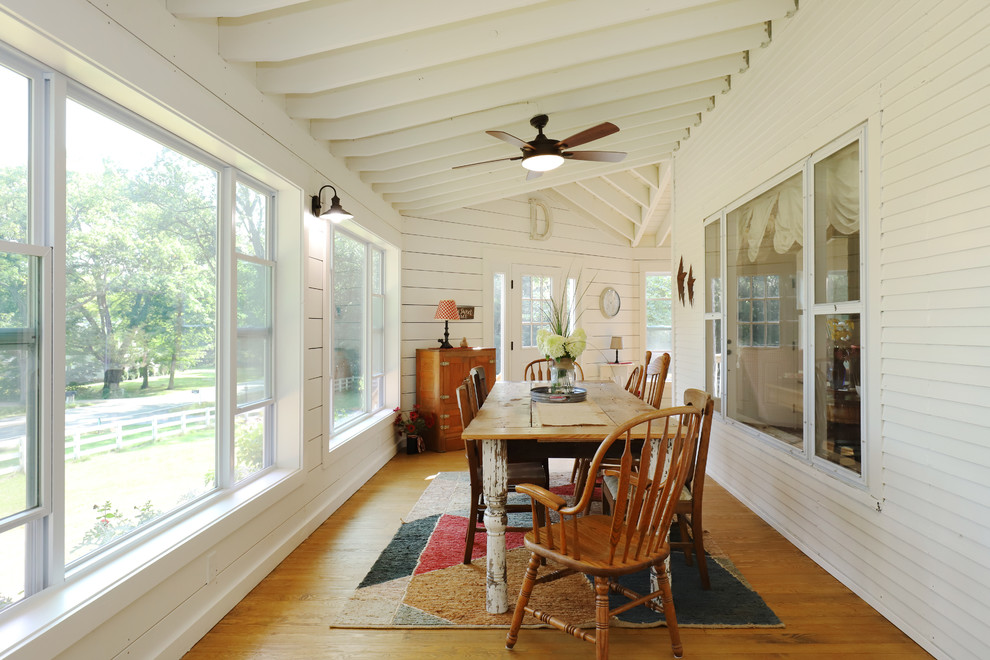 Modelo de comedor de estilo de casa de campo extra grande cerrado con paredes blancas y suelo de madera en tonos medios
