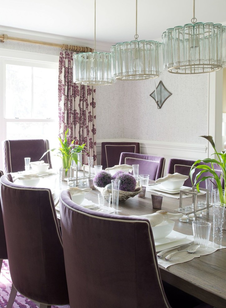 Пример оригинального дизайна: кухня-столовая среднего размера в стиле неоклассика (современная классика) с серыми стенами, темным паркетным полом и фиолетовым полом без камина