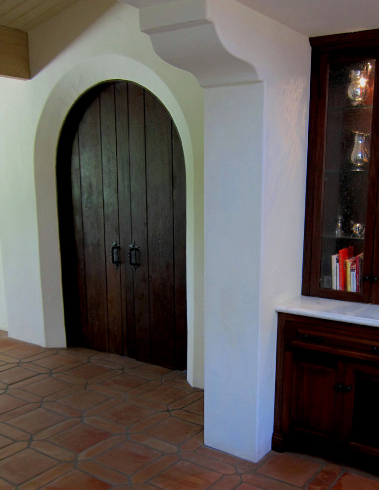 Mittelgroßes, Geschlossenes Mediterranes Esszimmer mit Terrakottaboden, weißer Wandfarbe und rotem Boden in Santa Barbara