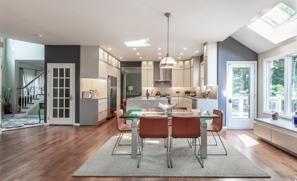 На фото: кухня-столовая в современном стиле с светлым паркетным полом, коричневым полом и серыми стенами с