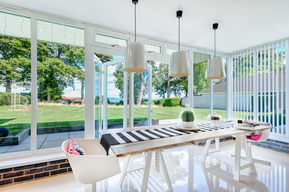 Foto di una grande sala da pranzo aperta verso la cucina minimal con pavimento con piastrelle in ceramica