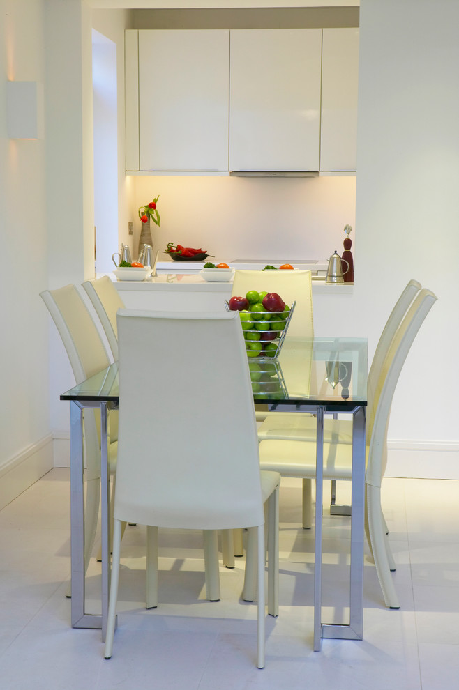 Inspiration pour une salle à manger ouverte sur la cuisine design de taille moyenne avec un mur blanc et un sol en carrelage de porcelaine.