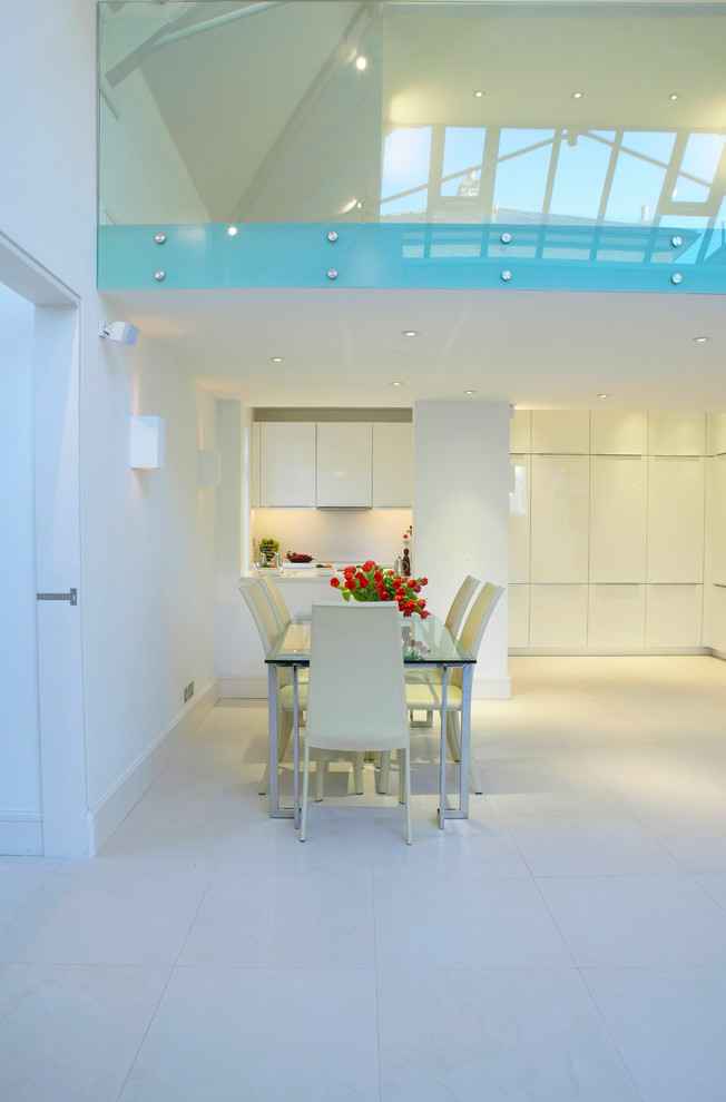 Esempio di una sala da pranzo aperta verso la cucina minimal di medie dimensioni con pareti bianche e pavimento in gres porcellanato