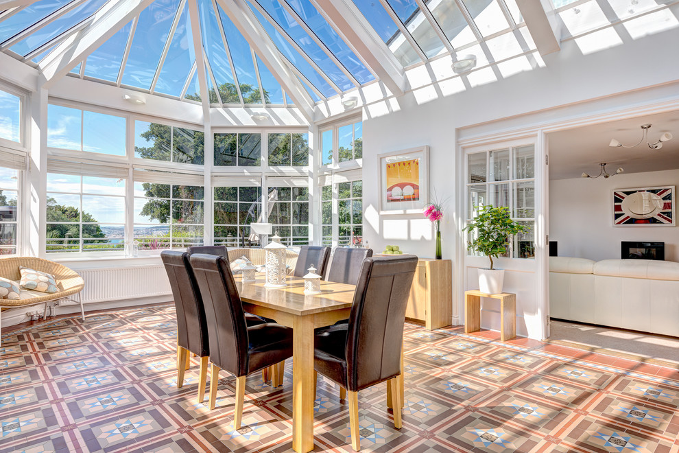 Immagine di un'ampia sala da pranzo aperta verso la cucina con pareti bianche e pavimento con piastrelle in ceramica