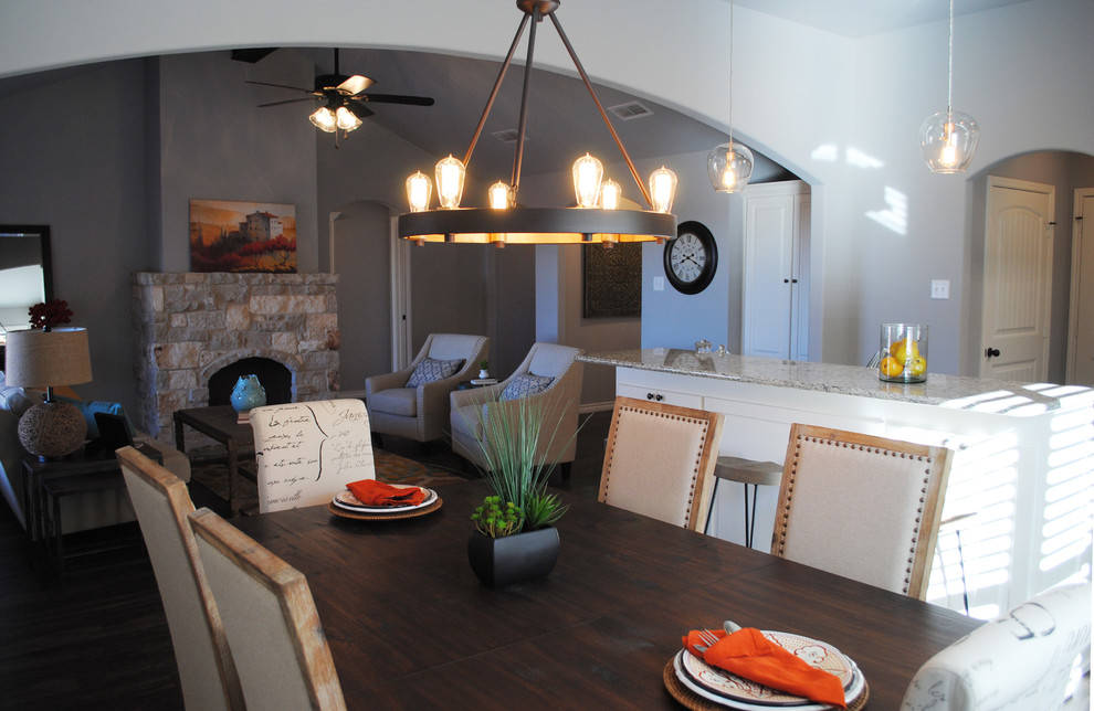 Foto di una sala da pranzo aperta verso la cucina boho chic di medie dimensioni con pareti grigie, pavimento in vinile e nessun camino