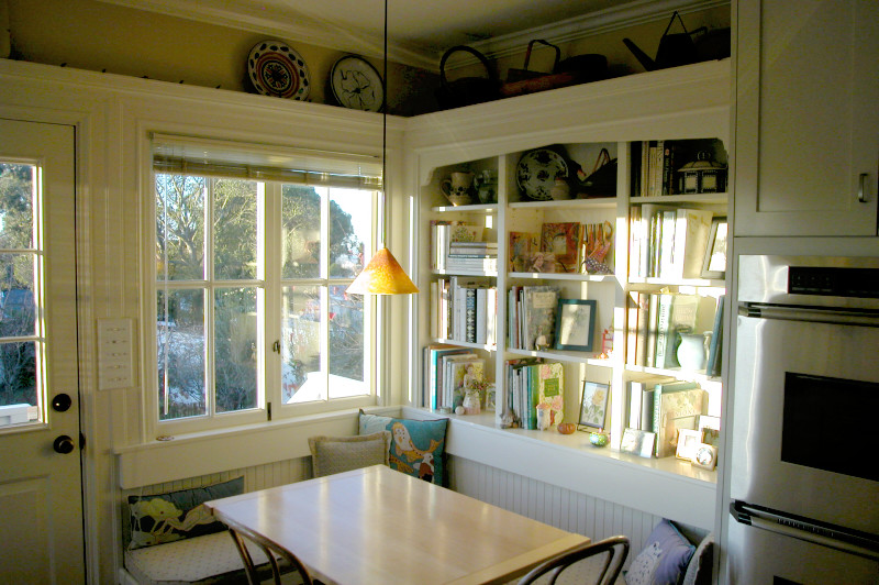 Cette image montre une salle à manger ouverte sur le salon craftsman de taille moyenne avec un mur blanc.