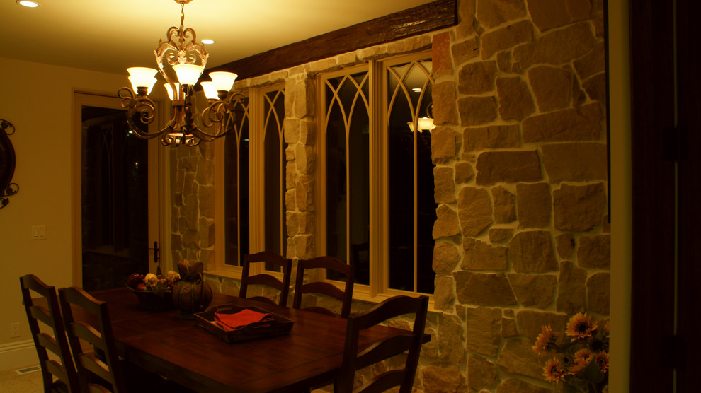 Esempio di una sala da pranzo aperta verso la cucina rustica di medie dimensioni con pareti beige