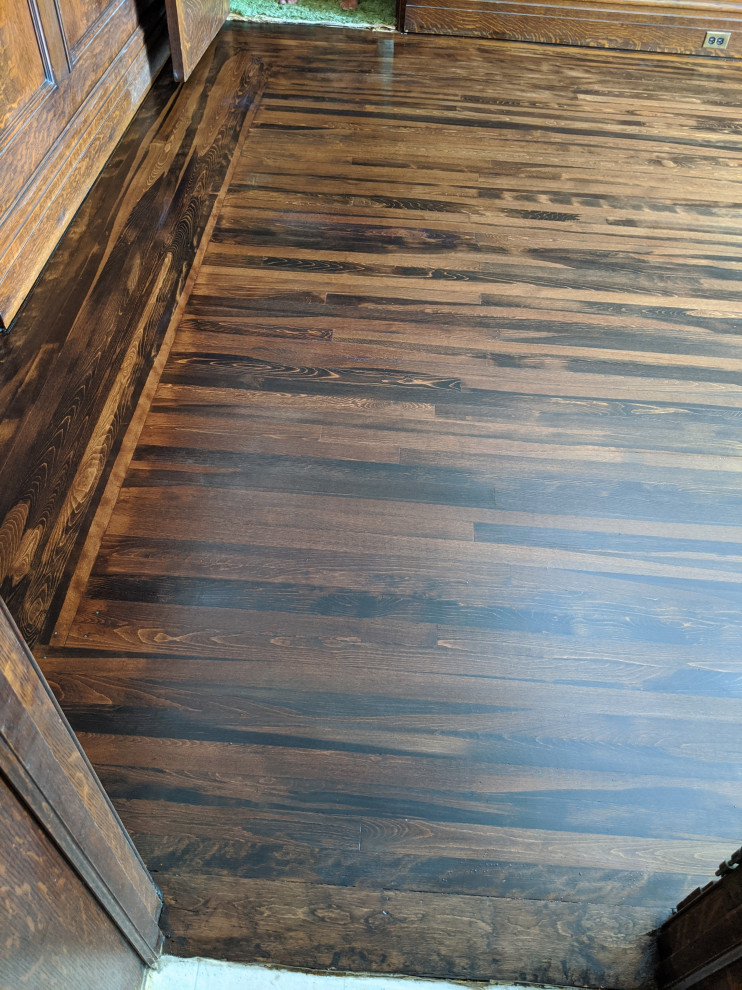 Imagen de comedor vintage abierto con suelo de madera clara