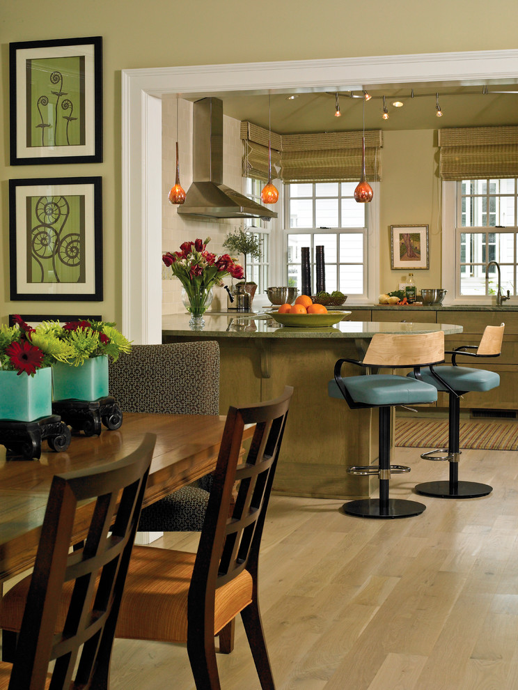 Ispirazione per una sala da pranzo aperta verso la cucina tradizionale di medie dimensioni con pareti beige e parquet chiaro