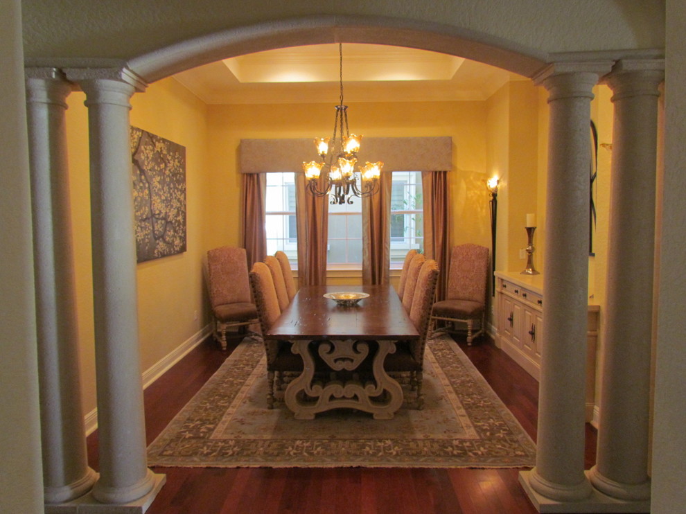 Example of a classic dining room design in Tampa