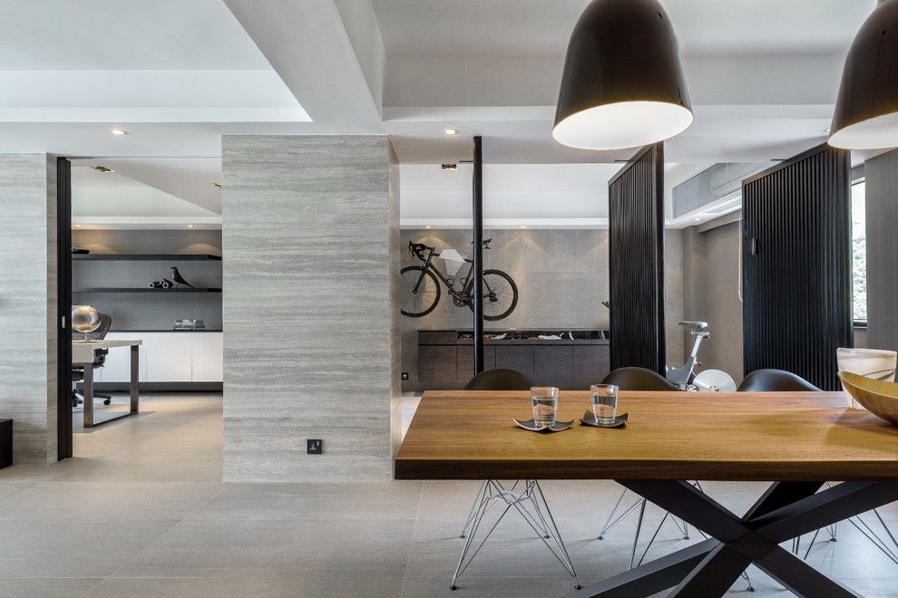 A space for a young sport lover Contemporary Dining Room Hong