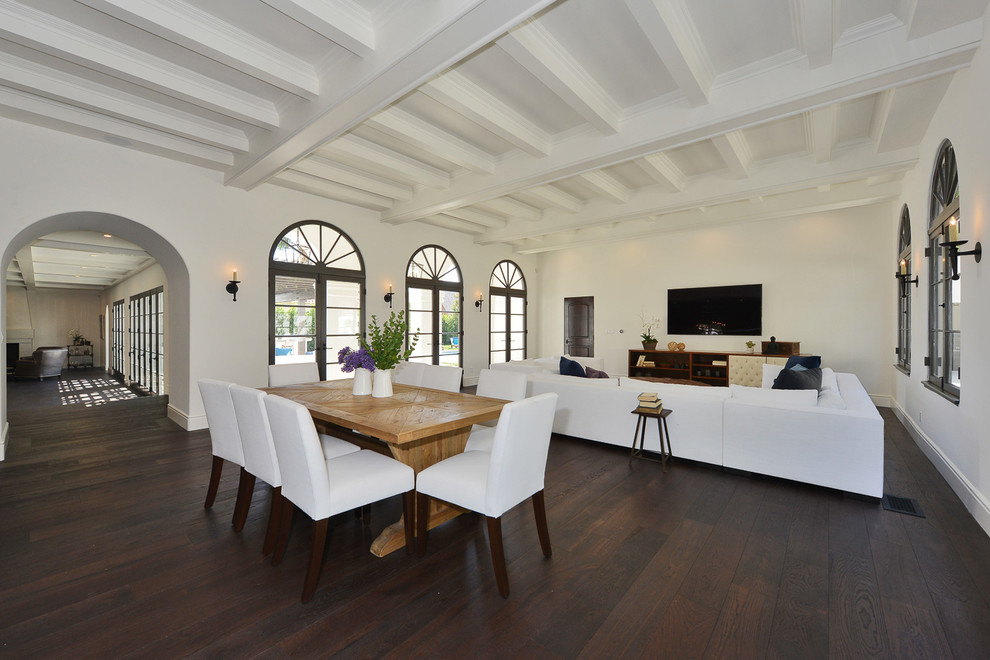 Exemple d'une grande salle à manger ouverte sur le salon méditerranéenne avec un mur blanc, parquet foncé, aucune cheminée et un sol marron.