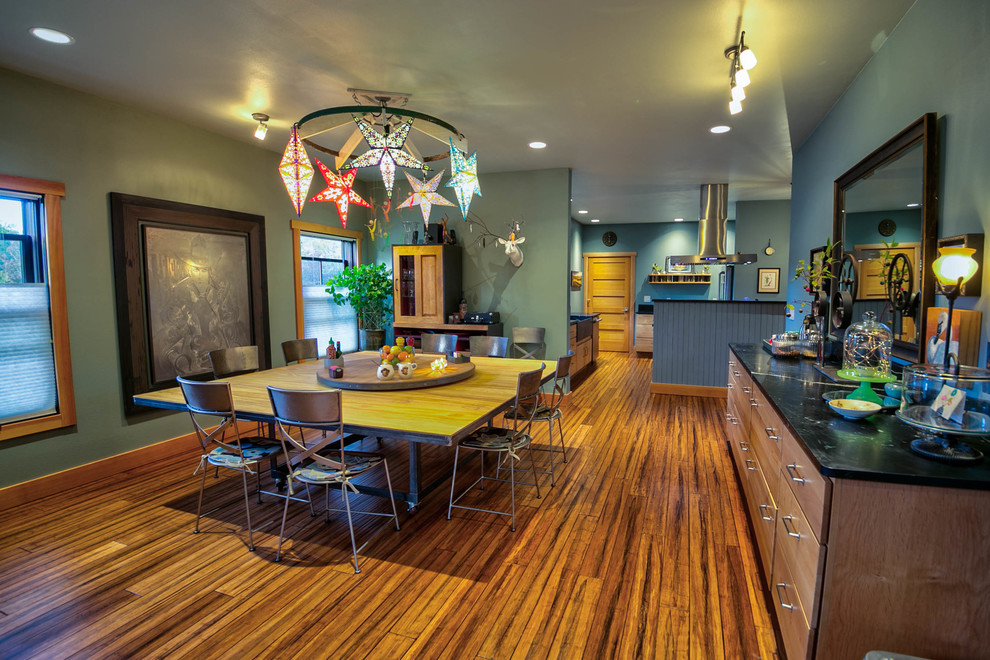 На фото: кухня-столовая среднего размера в стиле фьюжн с зелеными стенами, полом из бамбука и коричневым полом с