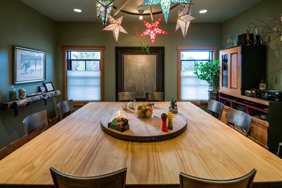 Exemple d'une salle à manger ouverte sur la cuisine éclectique de taille moyenne avec un mur vert, parquet en bambou et un sol marron.