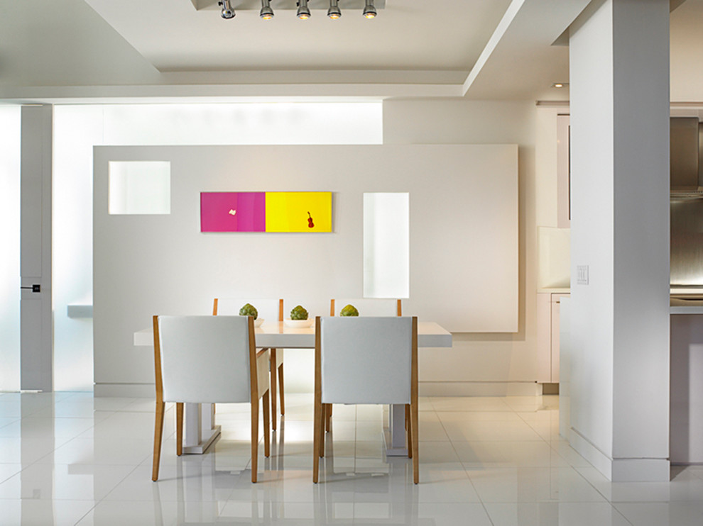 Idée de décoration pour une grande salle à manger ouverte sur la cuisine minimaliste avec un mur blanc, aucune cheminée et un sol en carrelage de porcelaine.