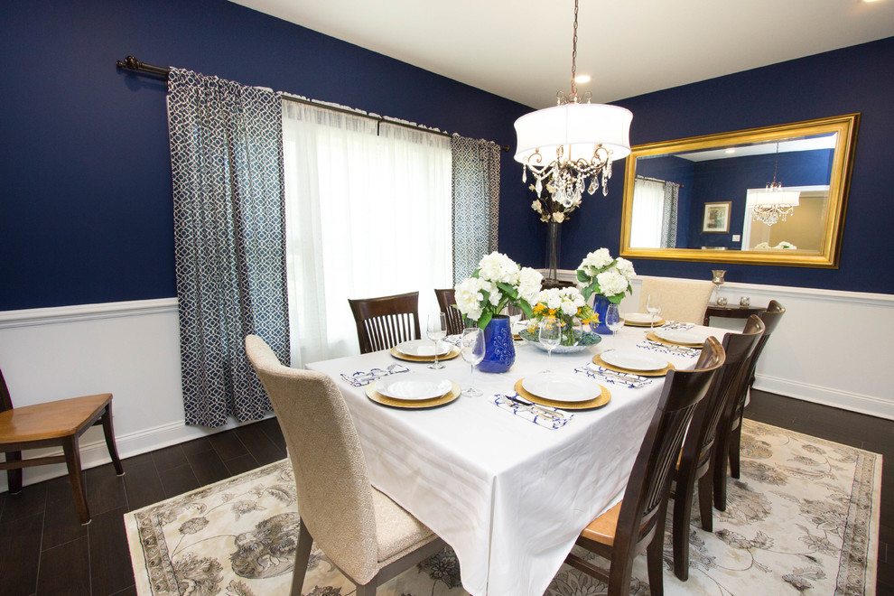Пример оригинального дизайна: кухня-столовая среднего размера в стиле неоклассика (современная классика) с синими стенами и полом из керамической плитки