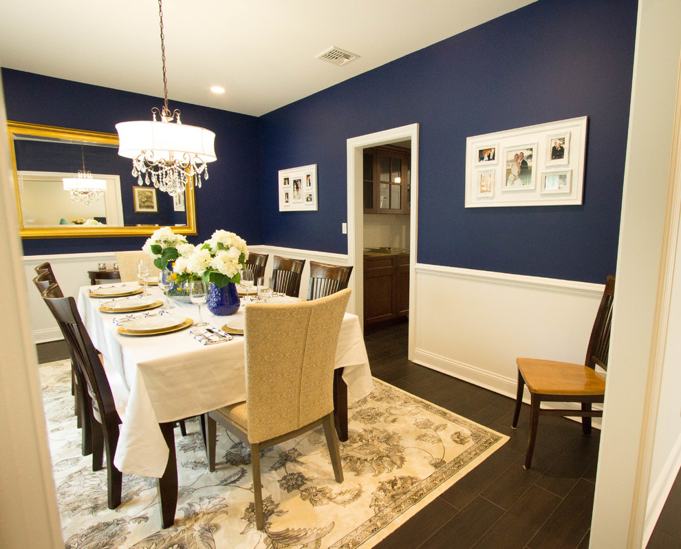 Ispirazione per una sala da pranzo aperta verso la cucina tradizionale di medie dimensioni con pareti blu e pavimento con piastrelle in ceramica