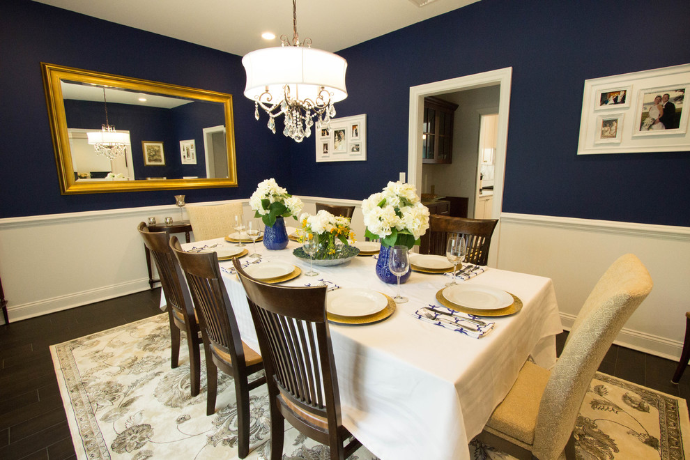 Idee per una sala da pranzo aperta verso la cucina tradizionale di medie dimensioni con pareti blu e pavimento con piastrelle in ceramica