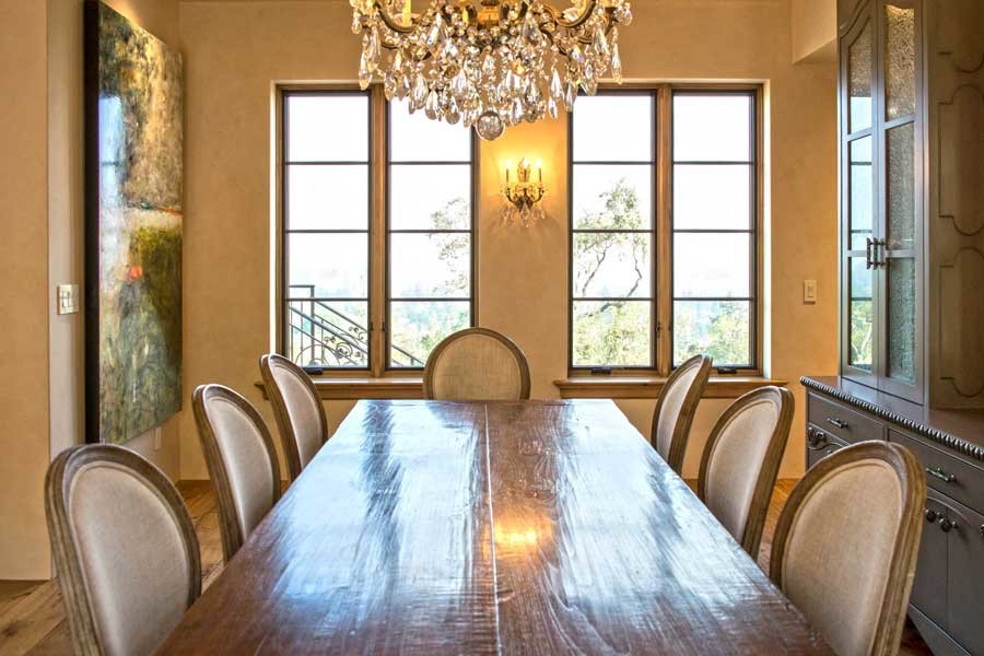 Esempio di una sala da pranzo aperta verso la cucina tradizionale di medie dimensioni con pareti beige, pavimento in legno massello medio e nessun camino