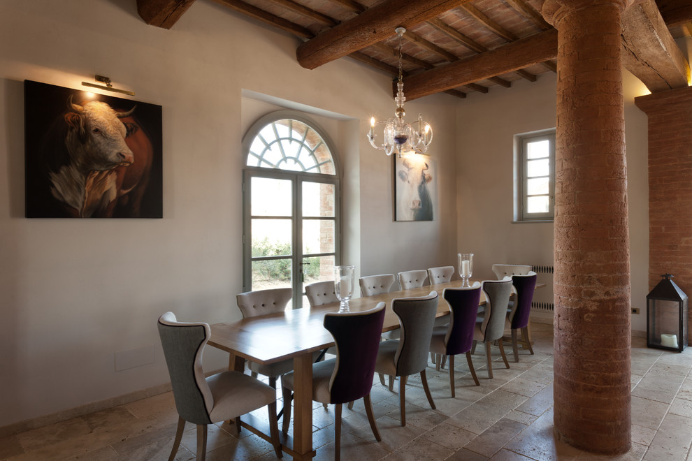 Esempio di una grande sala da pranzo aperta verso il soggiorno country con pareti bianche e pavimento in pietra calcarea
