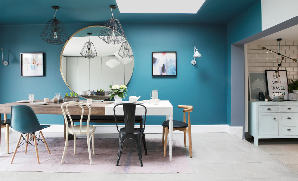 Идея дизайна: столовая в скандинавском стиле с синими стенами без камина