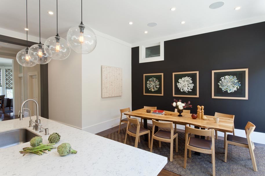 Aménagement d'une salle à manger ouverte sur la cuisine moderne de taille moyenne avec un mur noir et moquette.