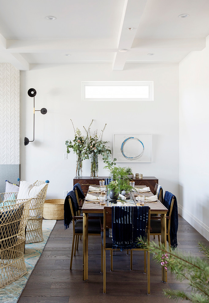 Idée de décoration pour une salle à manger ouverte sur le salon tradition de taille moyenne avec un mur blanc, parquet foncé, aucune cheminée et un sol marron.