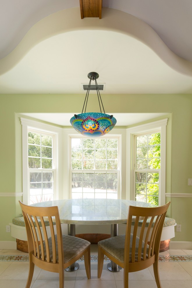 Foto di una sala da pranzo aperta verso la cucina american style con pareti multicolore e pavimento con piastrelle in ceramica