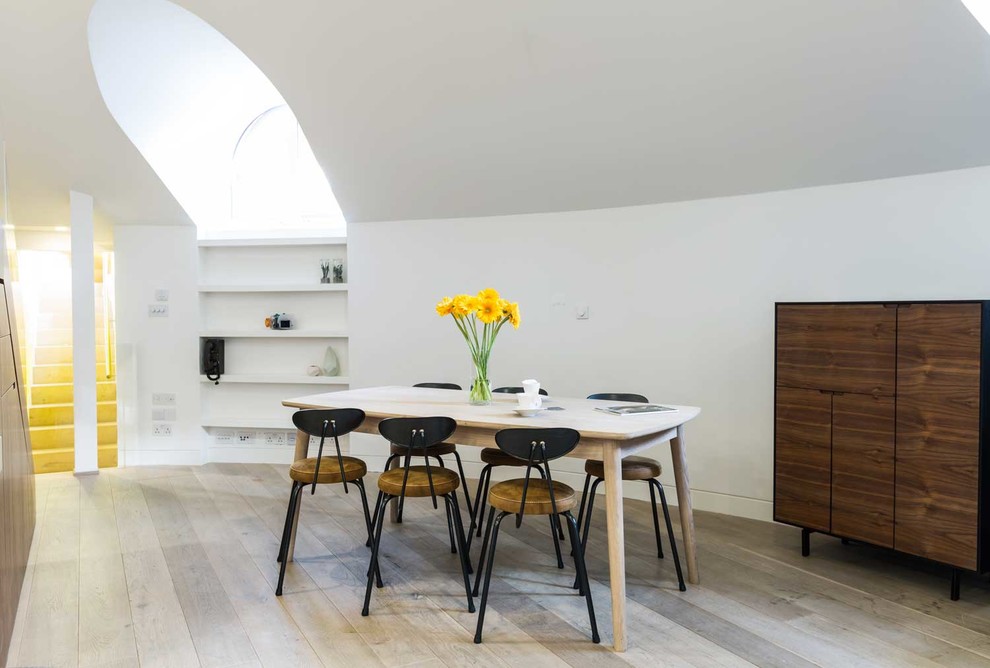 Offenes, Mittelgroßes Modernes Esszimmer ohne Kamin mit weißer Wandfarbe und hellem Holzboden in London