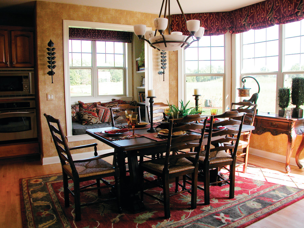 Example of a classic dining room design in Milwaukee