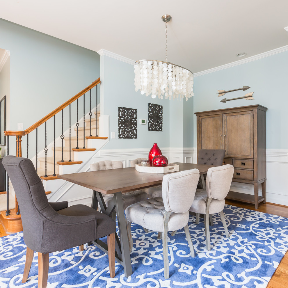 Ispirazione per una sala da pranzo classica di medie dimensioni con pareti blu e pavimento in legno massello medio