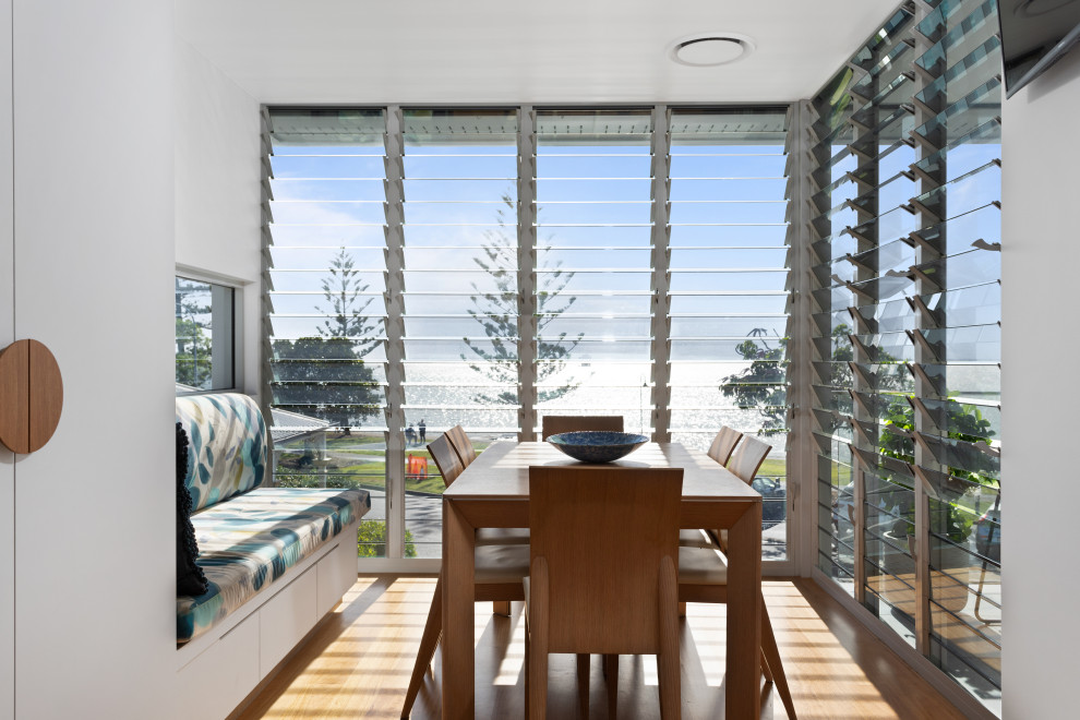 Mittelgroße Maritime Wohnküche mit weißer Wandfarbe, braunem Holzboden und braunem Boden in Brisbane